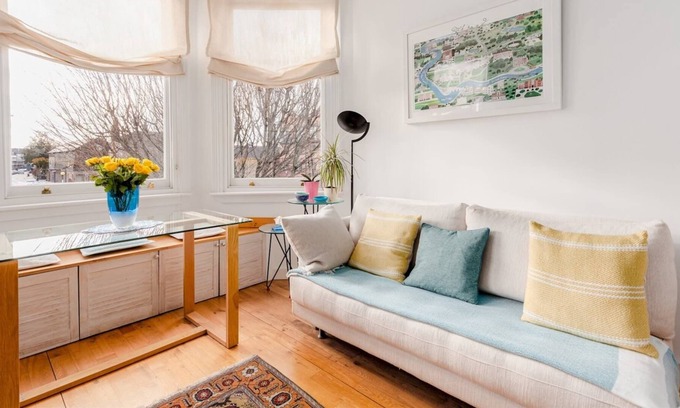 Mortlake Apartment | Lovely Barnes Village Riverside Nest