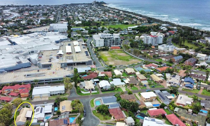 Buddina House | Lovely Beach House -Amazing Location, Pets - ZB9