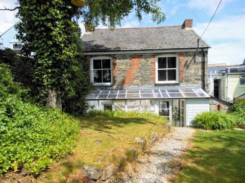 Mabe House | Lovely cottage with private garden