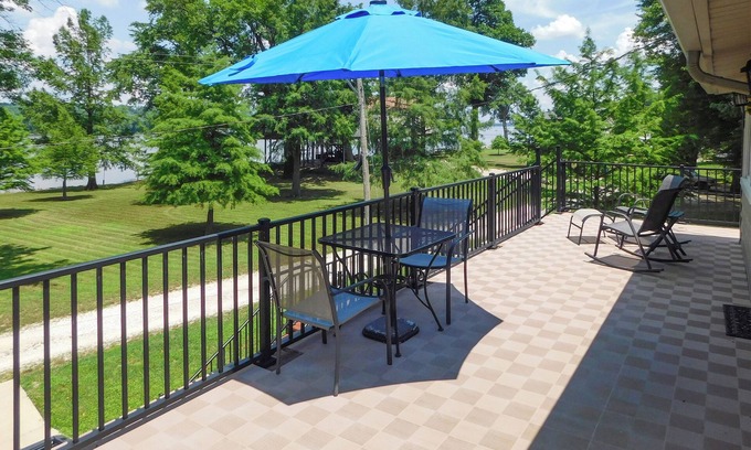St. Charles Apartment | Lovely Couples Escape on Mississippi River!