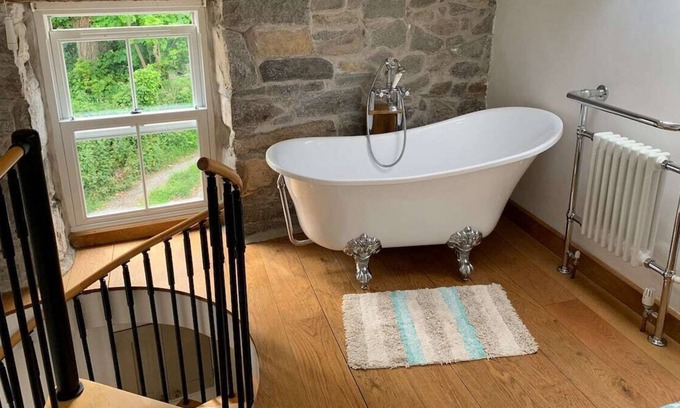 Trefor House | Lovely dog friendly granite cottage near Trefor Beach with excellent facilities