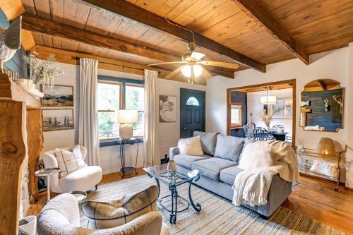 Benton House | Lovely Gilbertsville Cabin with Patio, 4 Mi to Water
