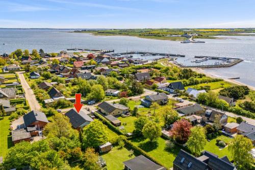 Fur House | Lovely Holiday Home With Hot Tub 150 M To Water