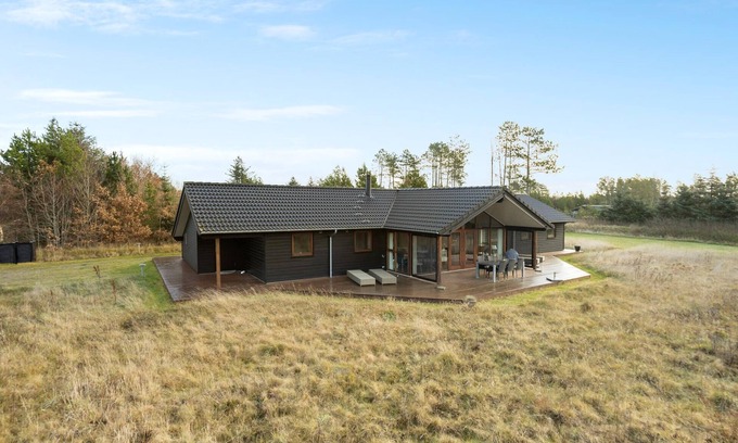 Bratten Strand House | Lovely home in Jerup with sauna
