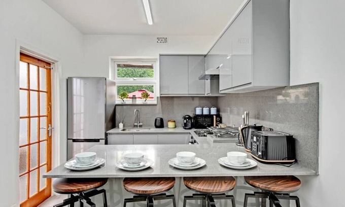 Tottenham Hale House | Lovely Home - Park Views and Ideal Transport Links