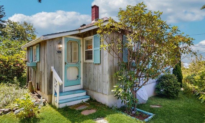 Spruce Head Cottage | Lovely home with harbor views, gas grill, streaming, W/D, & gourmet range