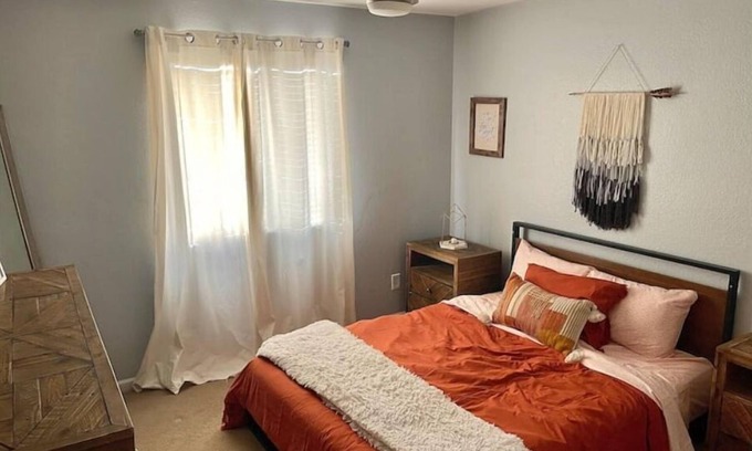 Alhambra Apartment | Lovely Melrose Condo near GCU&DT