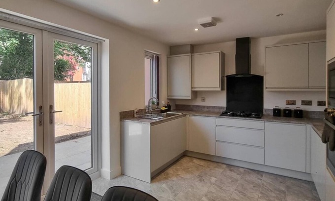 Old Trafford House | Lovely Modernist 4 Bed House