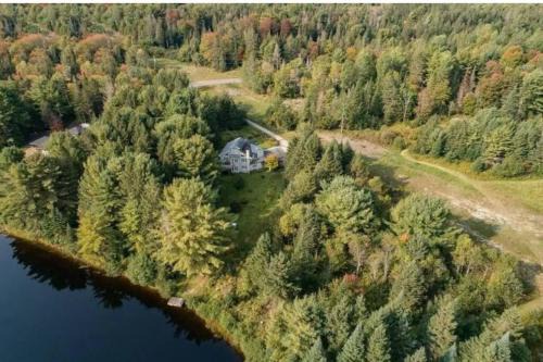 Bracebridge Ski Chalet | Lovely Muskoka Waterfront Cottage-Hot tub & Sauna!