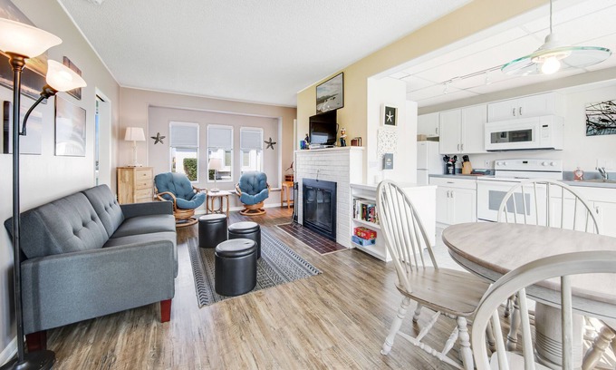 Seaside Cottage | Lovely oceanfront getaway with pool & fireplace