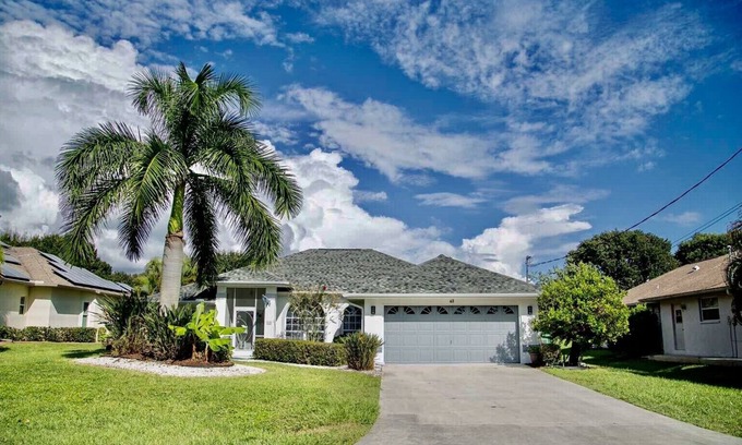Broadmoor House | Lovely pool house with canal view!