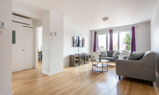 Francois-Perrault Apartment | LOVELY RENTAL UNIT ⭐️ BALCONY⭐️ HIGHWAY 40
