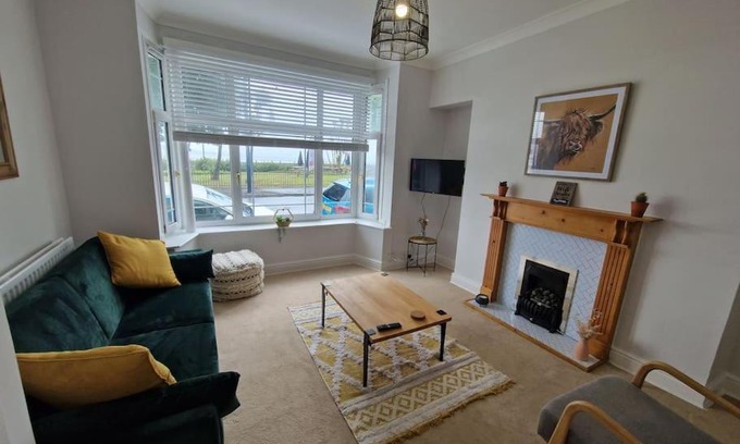 Mumbles Apartment | Lovely Seafront Apartment with Garden