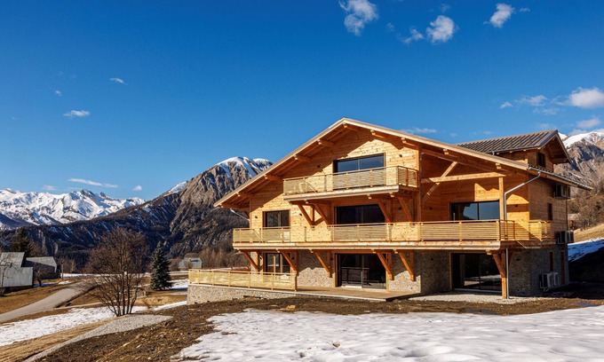 Allos Apartment | Lovely, upmarket RDC chalet apartment near Lac d'Allos and ski slopes