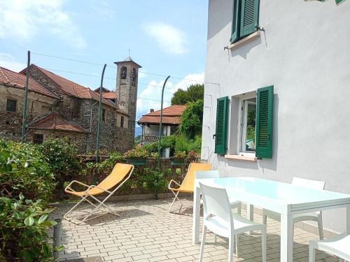 Maccagno con Pino e Veddasca House | Low-mountain house with terrace and garden, near Lake Maggiore