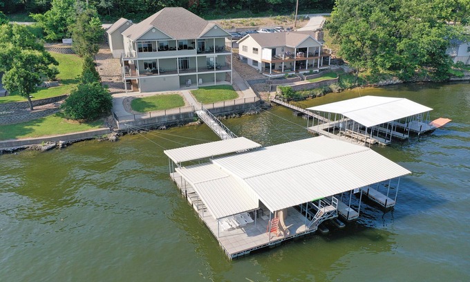 Roach House | LOZ Family Fun Lakefront Vacation Home #9, 7bdr, 4 baths, sleeps 27