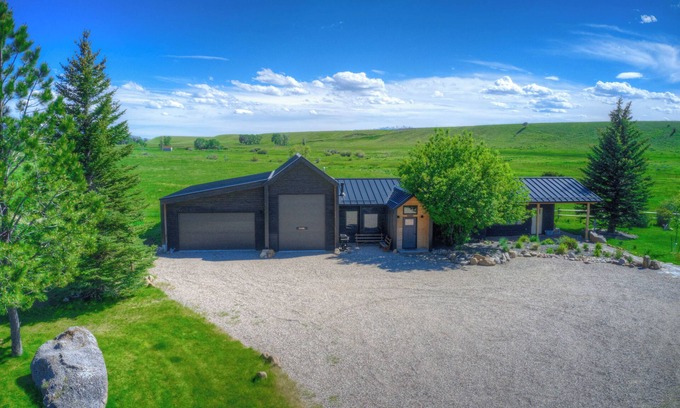 Ennis House | LP Guest Cottage - Ennis, MT
