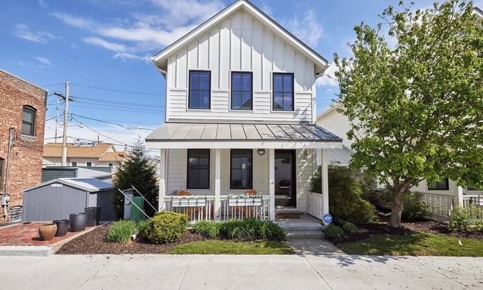 Southeast Omaha House | Lucia Townhouse- 3 min to Downtown! Covered porch, 3 bed/3 bath, garage!