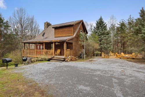 Gatlinburg - Pigeon Forge House | Lucky Charm is an inviting 3 bedroom retreat nestled in the woods minutes from the Pkwy!
