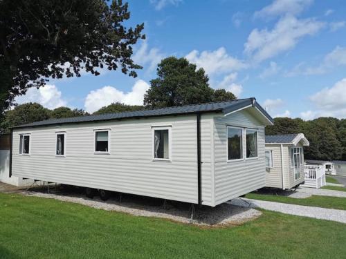 Newquay House | Lucky Shamrock Caravan - Modern Newquay Hideaway near Beautiful Crantock Beach