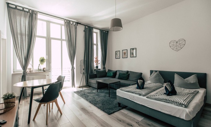 Zentrum-Ost Apartment | Luga Homes - Gewandhaus - Industrial Studio mit Küche und Balkon