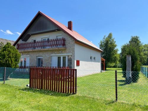 Balatonfenyves House | Lukács nyaralóház