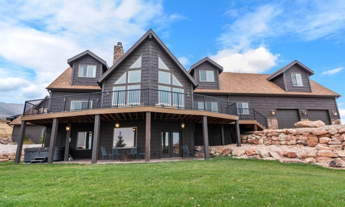 Fish Haven House | Lunt Lodge - 44 People and Theater!