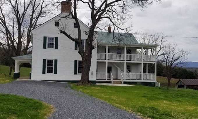 Luray House | Luray farmhouse on the river