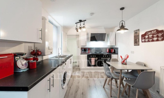 Anfield House | Lush Apartment 5 Bedroom House - WBR