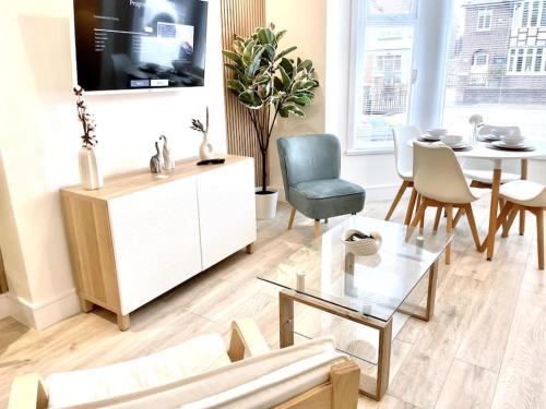 Porthcawl Apartment | Lush Porthcawl Large Spacious 2 bedroom Apt, Parking, Garden access, Prime Location