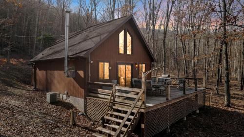 Points House | Lustrous Lakefront Cabin Oasis near Lake Ferndale in West Virginia