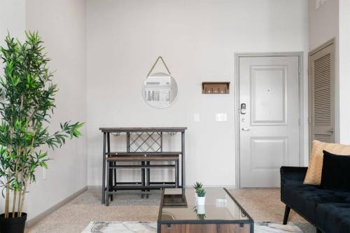 Montopolis Apartment | LUX 2B2B Apt Near Heart of Austin with Pool & Parking