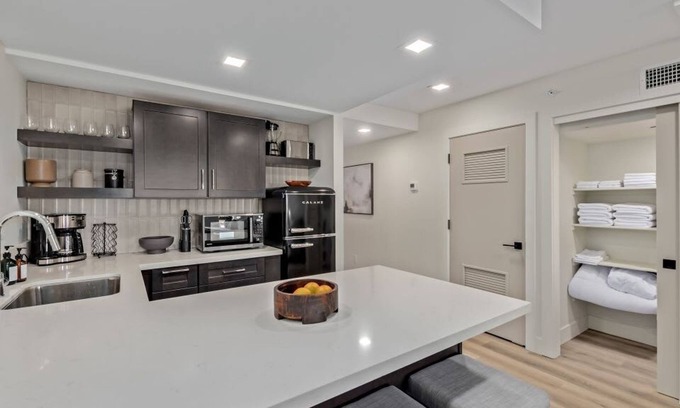 South Scottsdale Apartment | LUX City View Studio Old Town Gym Balcony