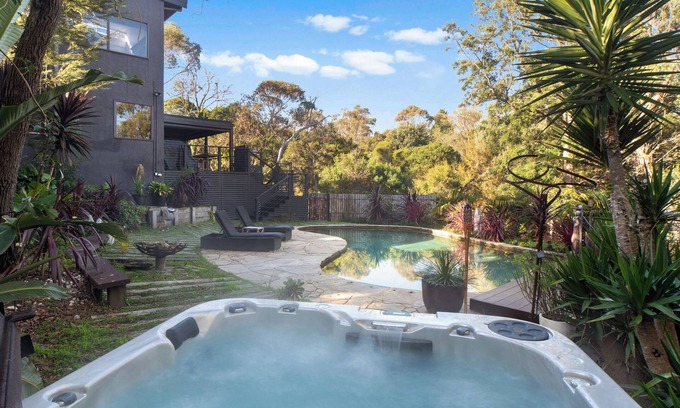 Mount Eliza House | Lux Escape on the Peninsula - Pool, Spa & Nature