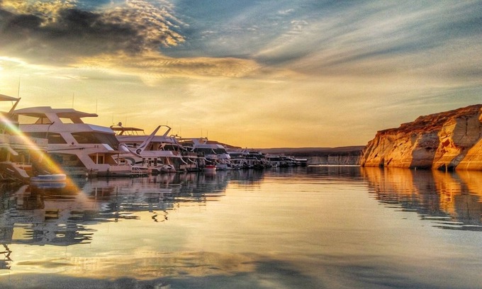 Page Boat Rental | Lux Houseboat on Lake Powell just 15 minutes from the Antelope Slot Canyons