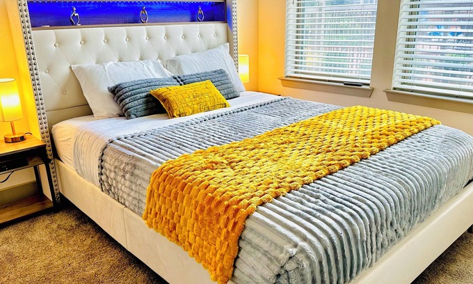 Frisco Apartment | Lux Modern Apartment with Pool View & Prime Location in vibrant Frisco