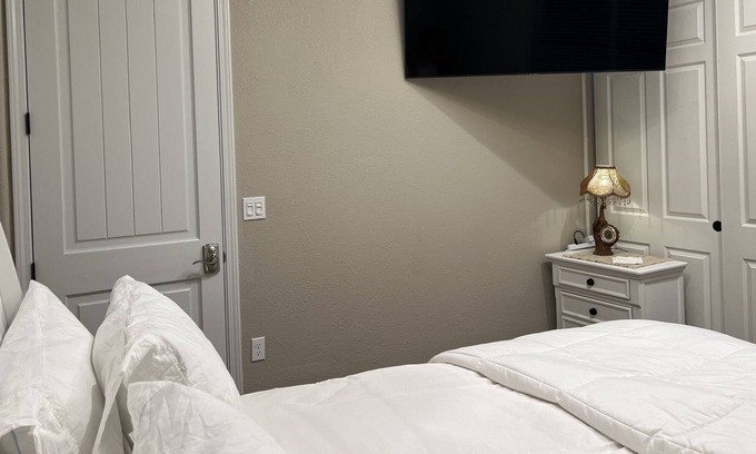 Brentwood House | Lux Room & steam bathroom