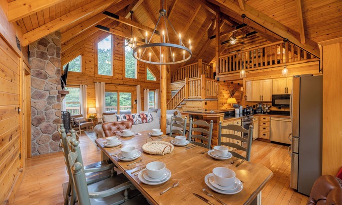 Mace House | Luxe 4BR Cabin | Hot Tub- Cozy Retreat by Snowshoe