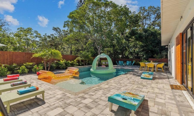 Bradenton House | Luxe 6BR Sleeps 21 Tropical Villa: Heated Poolside Movies, Hot Tub