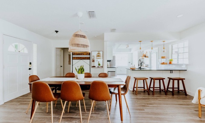 Palma Sola House | LUXE beach getaway 5mins from water. 3xKING BR, large heated pool + new playland