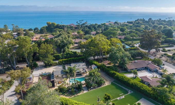 Campanil House | Luxe Beach Resort. Pet Friendly. 2 minutes to beach. Grand Pool-Spa!