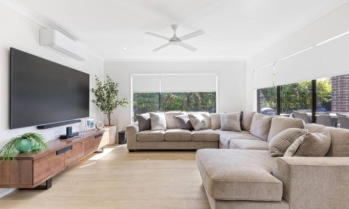 Urangan House | Luxe By The Marina - Hamptons Chic at Hervey Bay