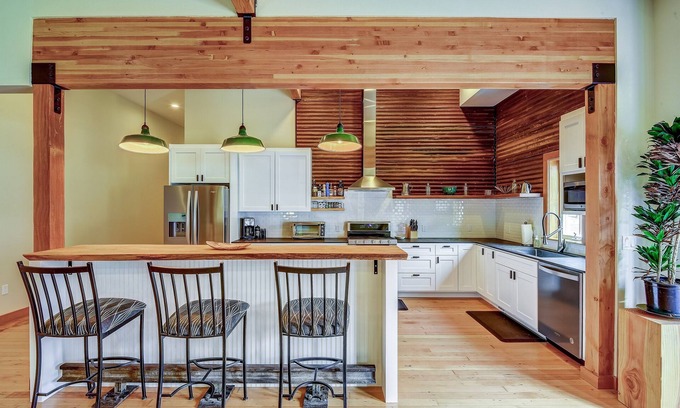 Skykomish Cabin | Luxe historic lodge w/spa in heart of Cascades