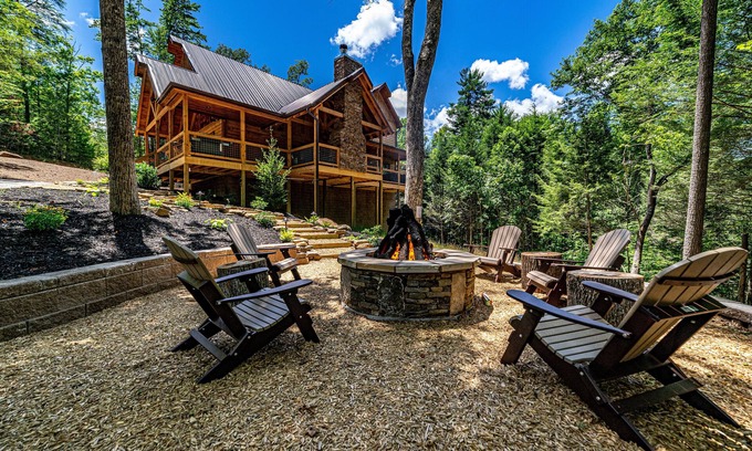Gatlinburg - Pigeon Forge Cabin | Luxe Mountain Lodge: Heated Pool ~ Hot Tub ~ Games