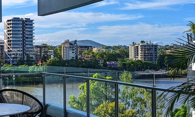 West End Apartment | Luxe riverfront apartment with pools, parking, gym