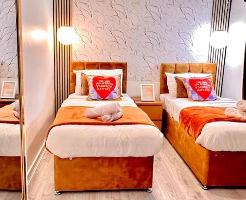 Basildon House | Luxe Smart Home - Basildon Serviced Accommodation - 7 Mins Walk To Basildon Town Centre, Hospital & Train Station