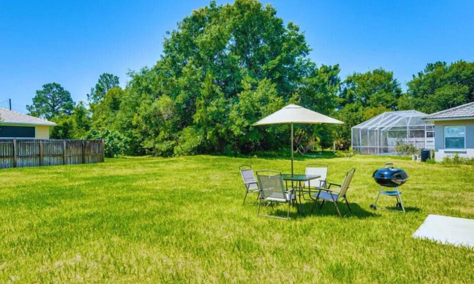 Palm Coast Villa | Luxe Villa with Private Garden, BBQ & 14 Guest