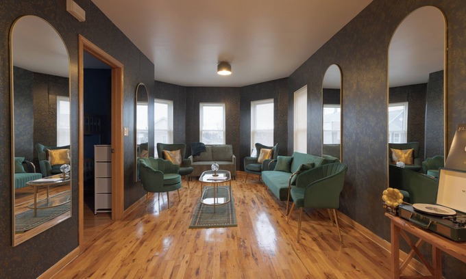 Canaryville Apartment | LUXE Vintage Loft, 10min to Downtown, Retro Movie Theatre - 15% Discount Applied