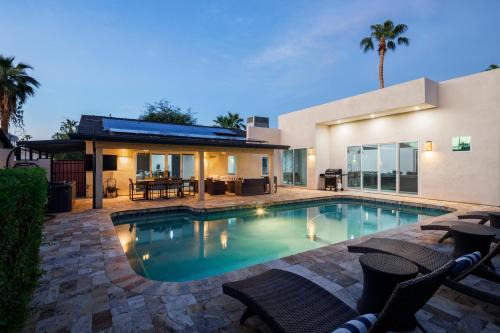 Scottsdale Vista House | Luxe- Zephyr -Pool - Putting Green - Tons of Games