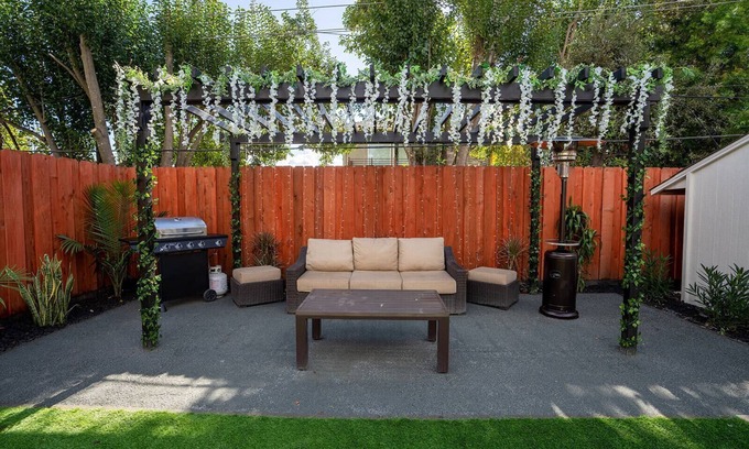 Fairfield House | LuxoStays| Sleep 14! Spacious 6BR Nr Napa(10 Bed)